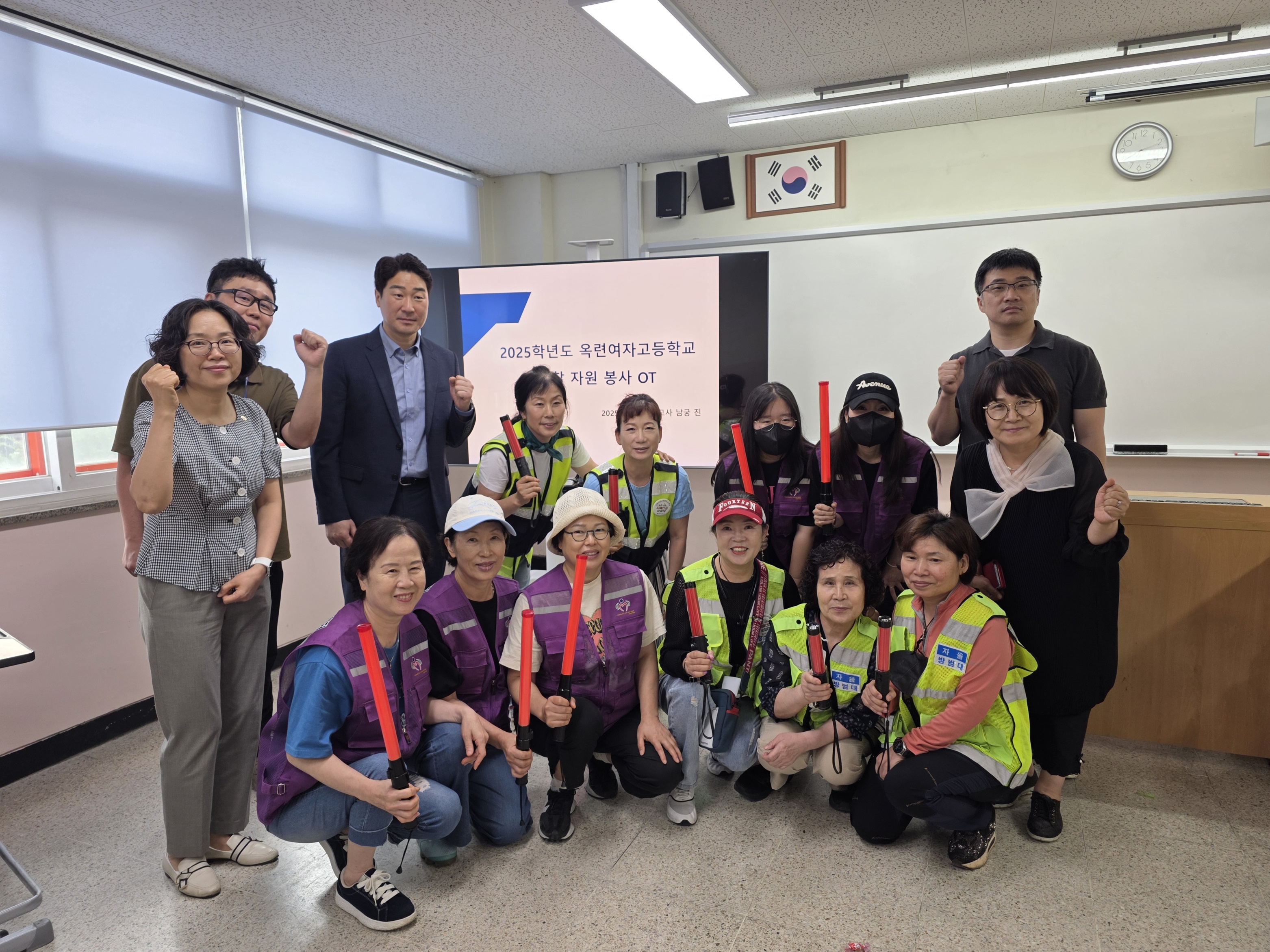 연수구는 옥련여자고등학교 주변 대규모 공사로 학생들의 하교길 안전이 우려됨에 따라 자원봉사자 및 지역 단체와 함께 학생 안전지킴이 봉사단을 결성하고 본격 운영에 나섰다